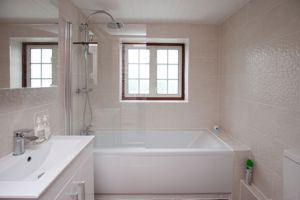 Manor Farm Cottage_Family Bathroom- click for photo gallery